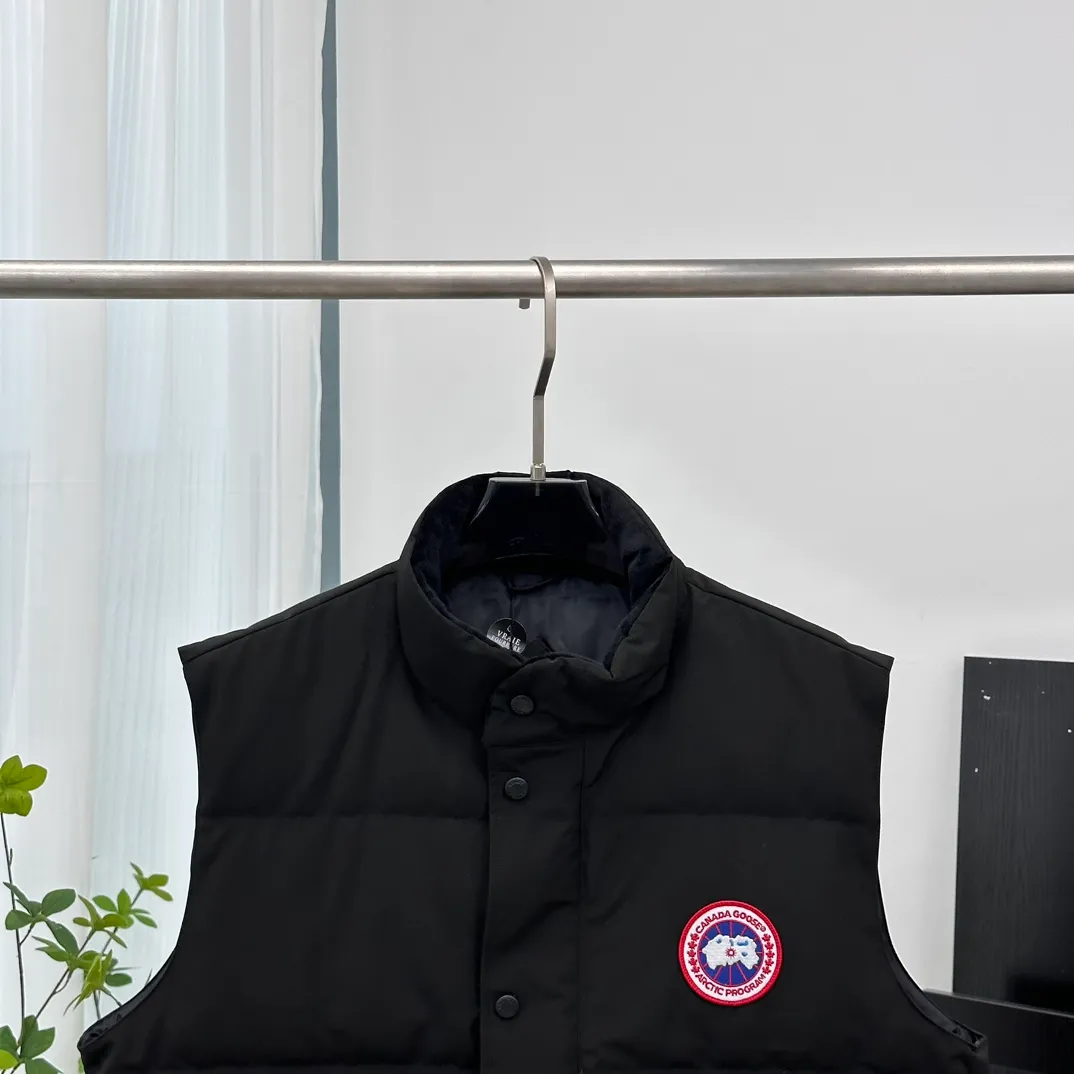 P380 [𝗖𝗮𝗻𝗮𝗱𝗲 𝗚𝗼𝗼𝘀𝗲] Canada Goose Couple Vest for Men and Women. 1⃣️Imported Behringer embroidery machine customized 10,000-needle embroidery logo 2⃣️Imported 18-count polyester-cotton blended original fabric 3⃣️Authentic official website synchronized with the new national standard 80% white duck down 4⃣️100% nylon nylon lining with double double-layer sealing design 5⃣️Yoshida YKK customers provide original factory customized electroplating sliders 6⃣️All auxiliary materials and hardware are disassembled and customized! 1:1 restore the official website Color: off-white, leather pink, bright red, sapphire blue, navy blue, black 𝗦𝗜𝗭𝗘:𝗫𝗦-𝗫𝗫𝗟
